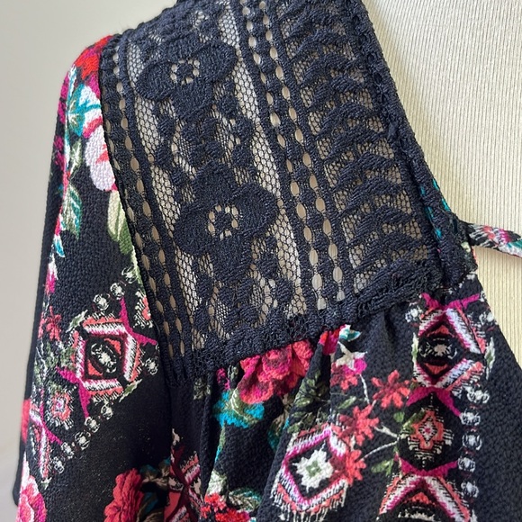 C Floral Blouse with Lace Detailing - Picture 3 of 11